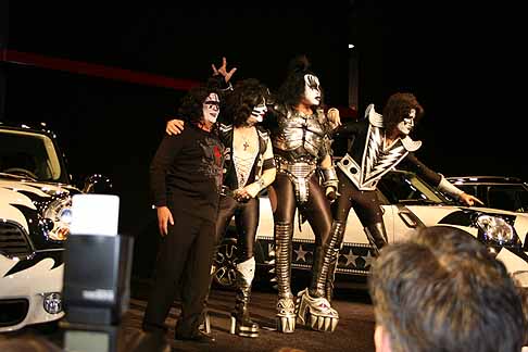 Mini - Mini Kiss al rock band Kiss al completo al New York Auto Show immortalati da Automania